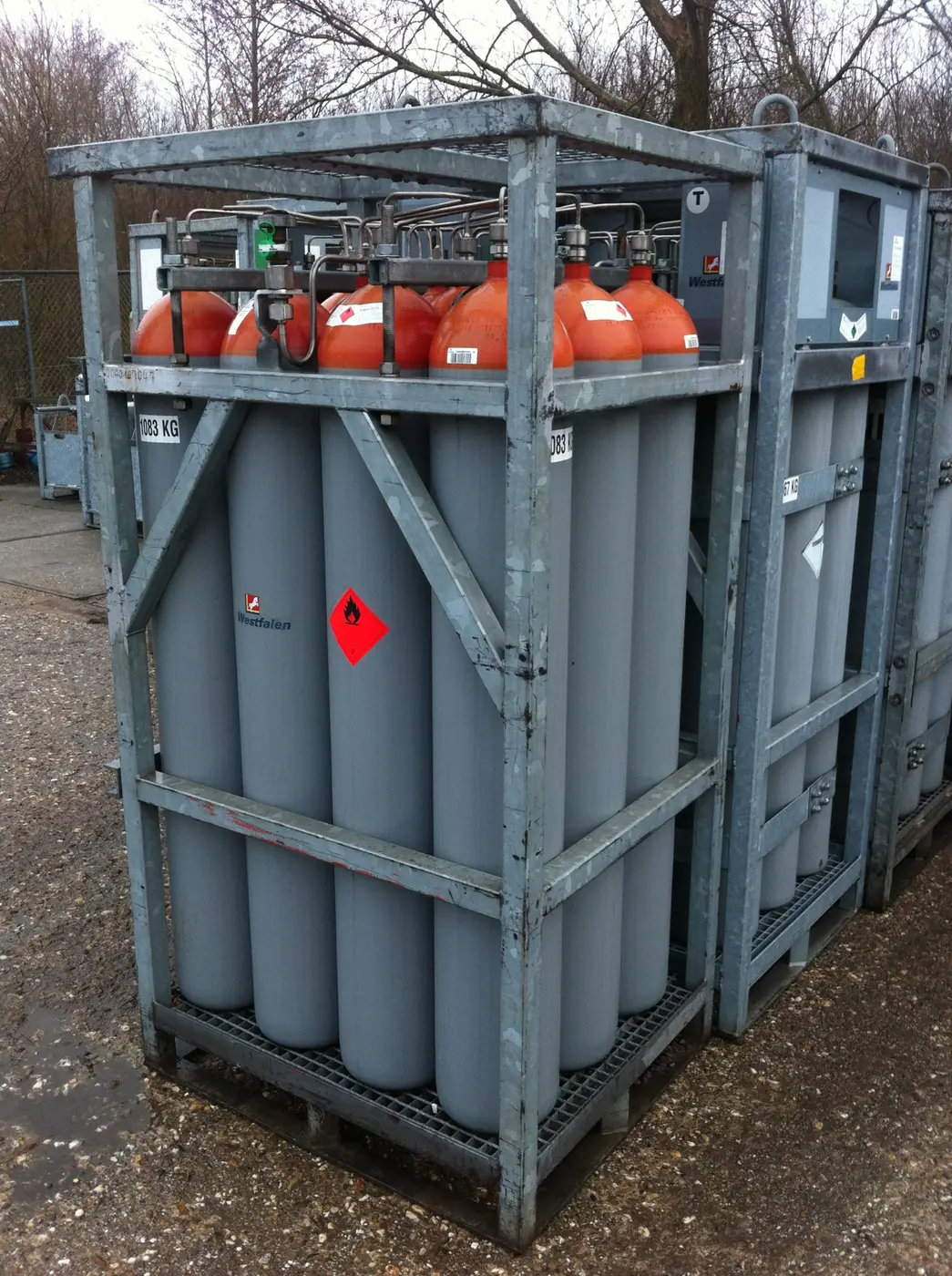 Gasflessen gebundeld voor vervoer