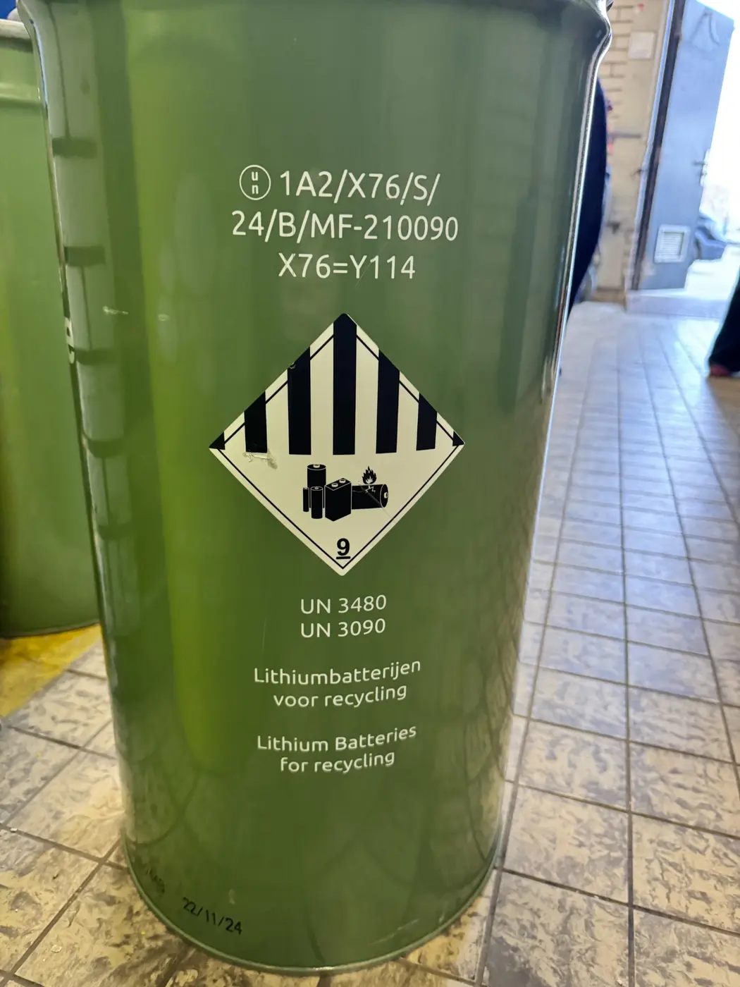 Vat voor recycling van lithiumbatterijen met klasse 9-etiket