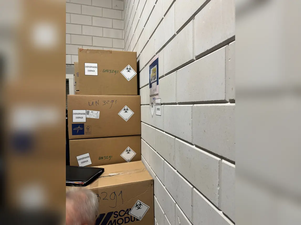 Oververpakkingen met UN 3291-markering en klasse 6.2-etiketten